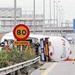 El camión, cuyo conductor salió ileso, fue retirado, aunque hubo que esperar a que terminara el trasvase del líquido que llevaba