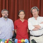 Los diputados de IU en Extremadura Víctor Casco, Pedro Escobar y Alejandro Nogales (de izda. a dcha.), ayer, al hacer pública su decisión