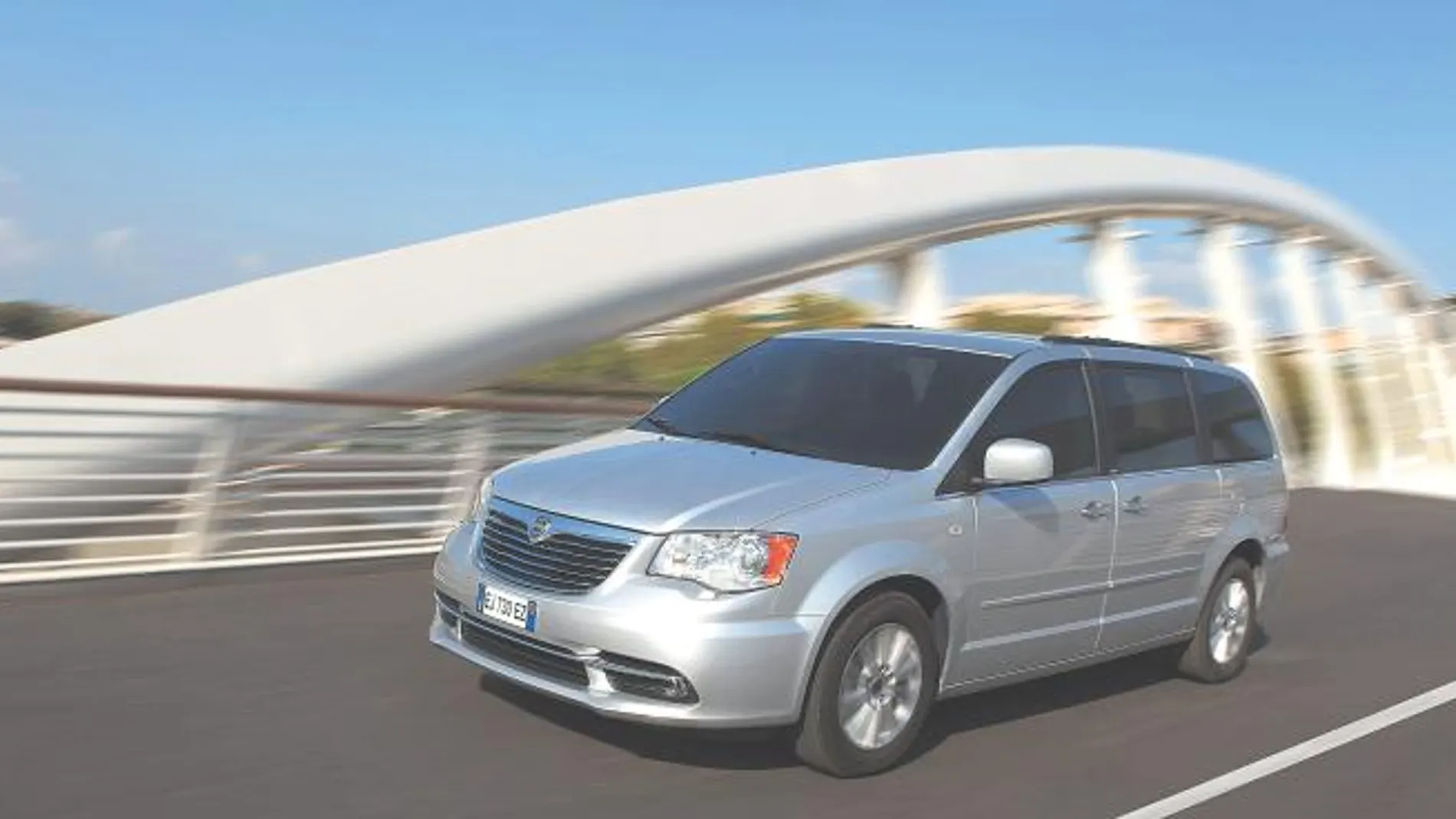 Lancia Voyager, 2.776 cc, 163 cv, Vel. máxima: 193 Km/h. Acelerac. 0-100: 11.9 Dimensiones: 5,21/1,99/1,75m. Plazas: 7, 2.242 kg. Tracción: delantera Cambio: aut. 6 velocid. Capac. depósito: 76 l. Maletero: 510 l. Consumo medio: 7,9 l. Precio: 40.300