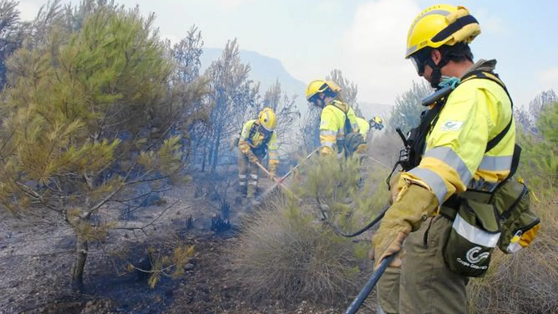 Los retenes forestales se concentraron ayer en los puntos más «calientes» para evitar que las llamas se reaviven