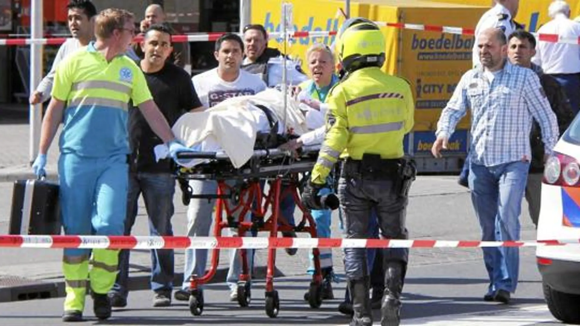 Evacuación de uno de los heridos en el ataque de un pistolero solitario contra un centro comercial