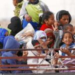 Una familia libia se dirige a la ciudad de Bengasi, la capital rebelde, huyendo de las tropas fieles al coronel Muamar Gadafi