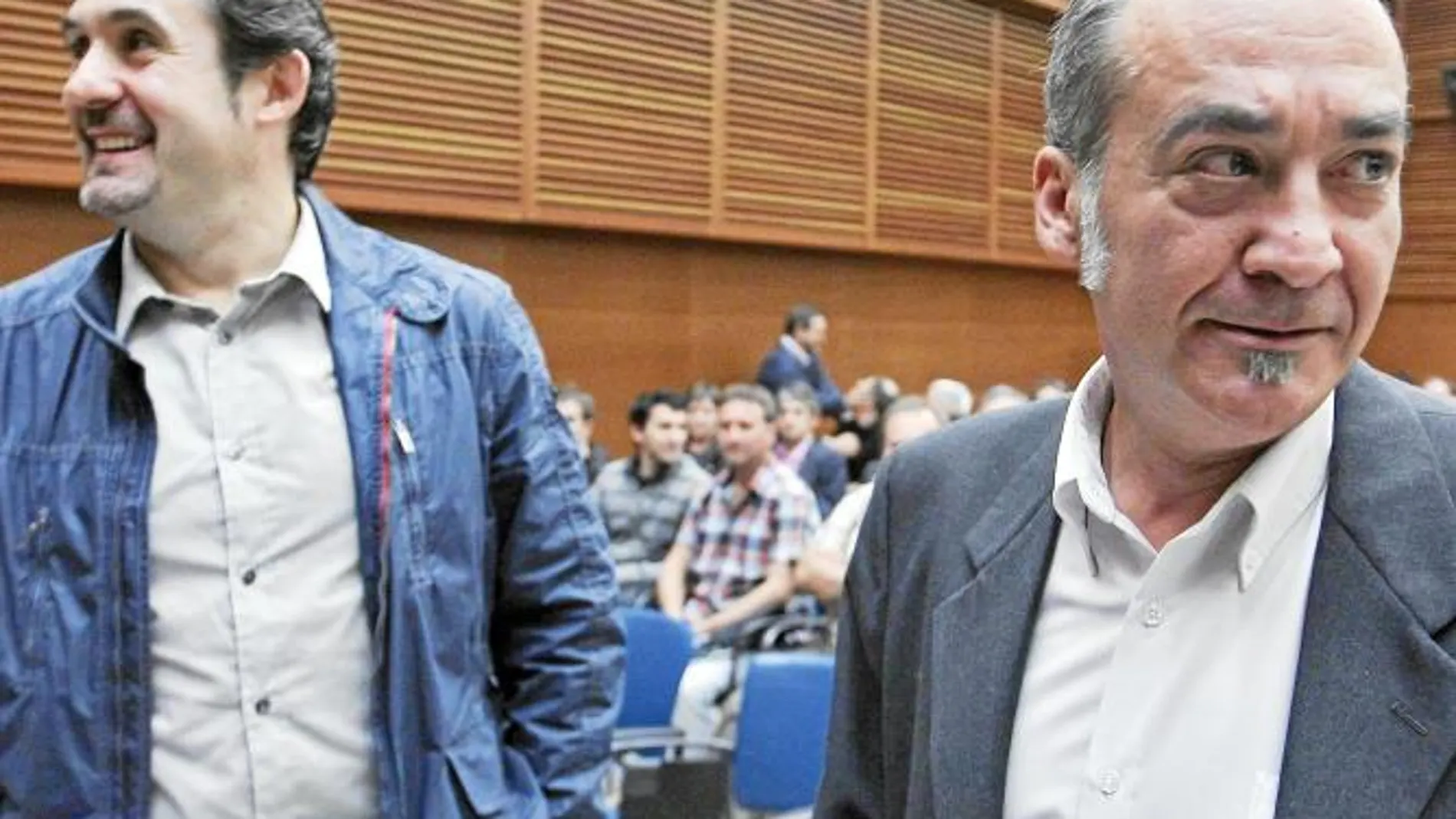 Martín Garitano (dcha.), candidato de Bildu a diputado general de Guipúzcoa, junto al dirigente de la coalición Peio Urizar