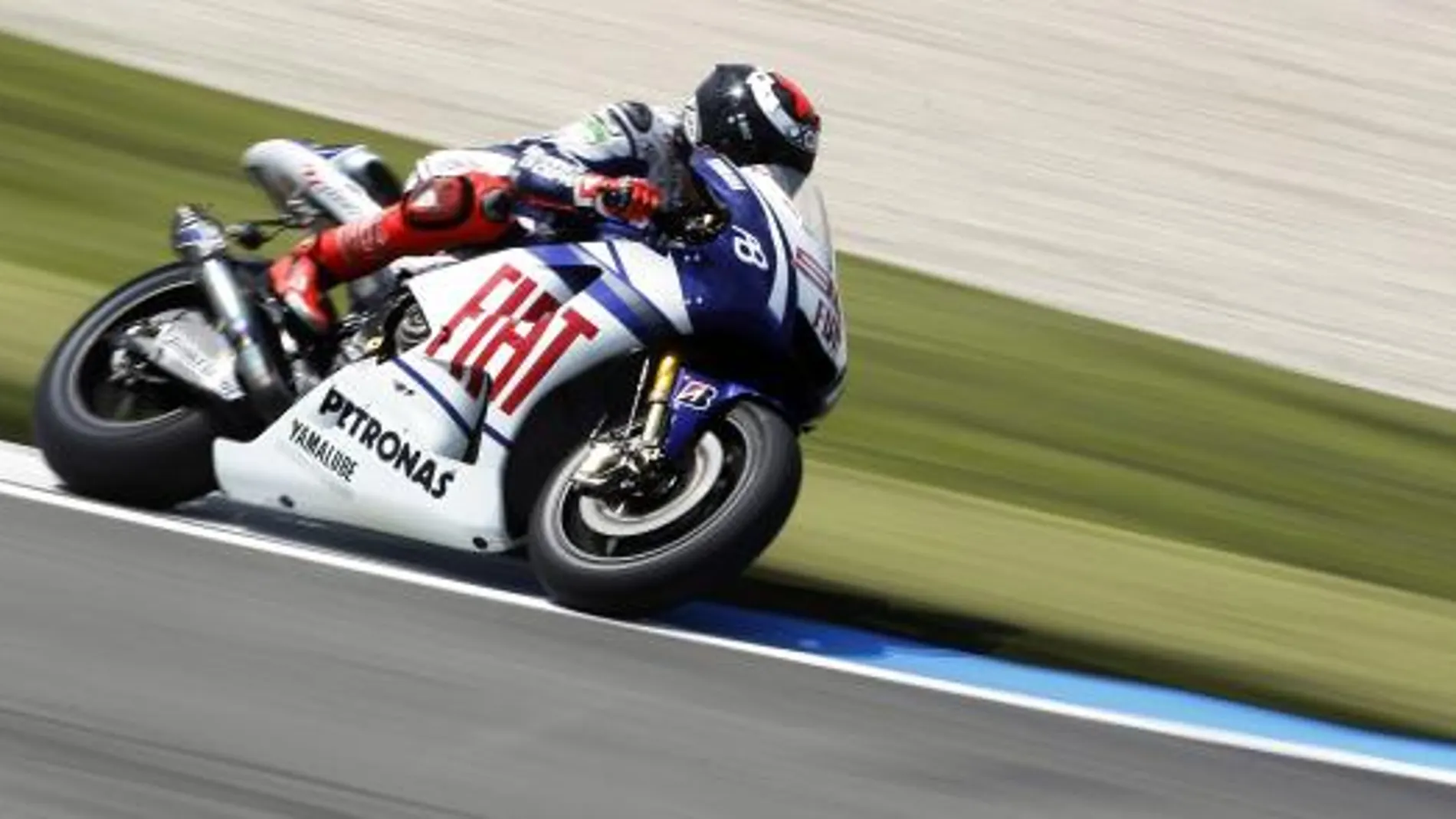 Lorenzo vuelve a ser el mejor y Melandri acaba en el hospital