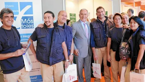 Esteban Parro, alcalde en funciones de Móstoles, visitó ayer los stands de la feria de empleo del municipio