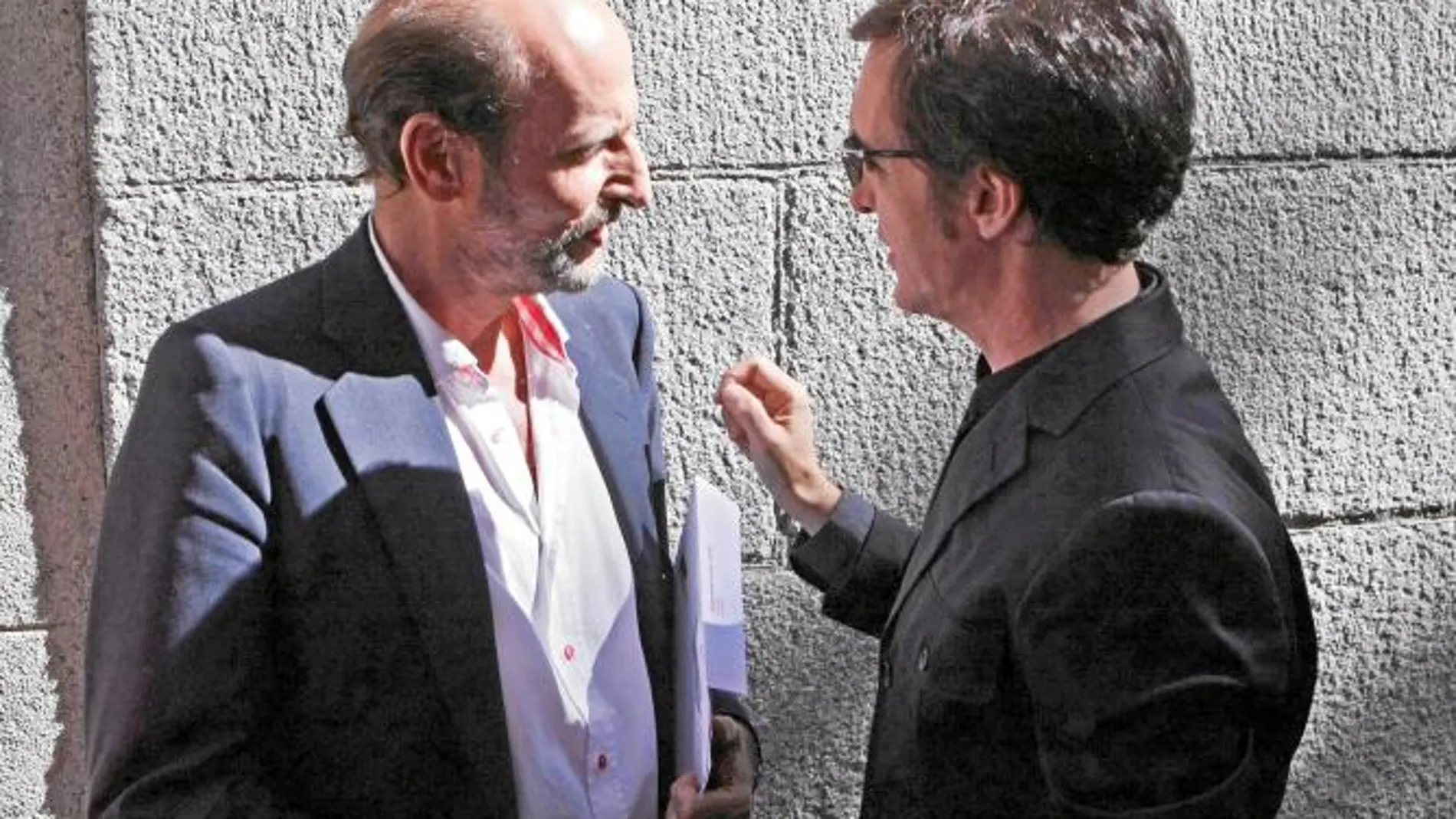 José Miguel Fernández Sastrón y Ramoncín charlan en la cola de entrada a la Asamblea de la SGAE