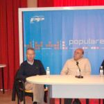 El consejero de Agricultura y Agua de la Comunidad Autónoma de la Región de Murcia, Antonio Cerdá (izquierda), durante su intervención en el foro sectorial sobre agua ayer en Mula