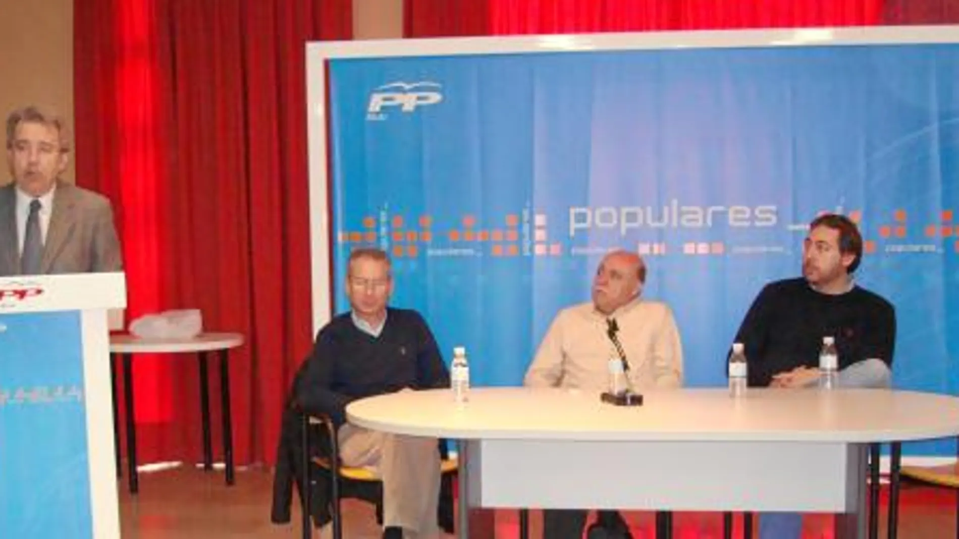 El consejero de Agricultura y Agua de la Comunidad Autónoma de la Región de Murcia, Antonio Cerdá (izquierda), durante su intervención en el foro sectorial sobre agua ayer en Mula