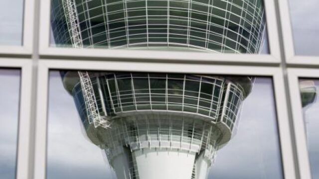 La torre de control en el aeropuerto de Múnich se refleja en una de las terminales en Múnich