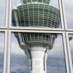 La torre de control en el aeropuerto de Múnich se refleja en una de las terminales en Múnich