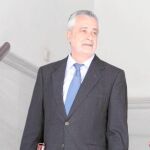 El presidente de la Junta de Andalucía, José Antonio Griñán, en los pasillos del Parlamento autonómico