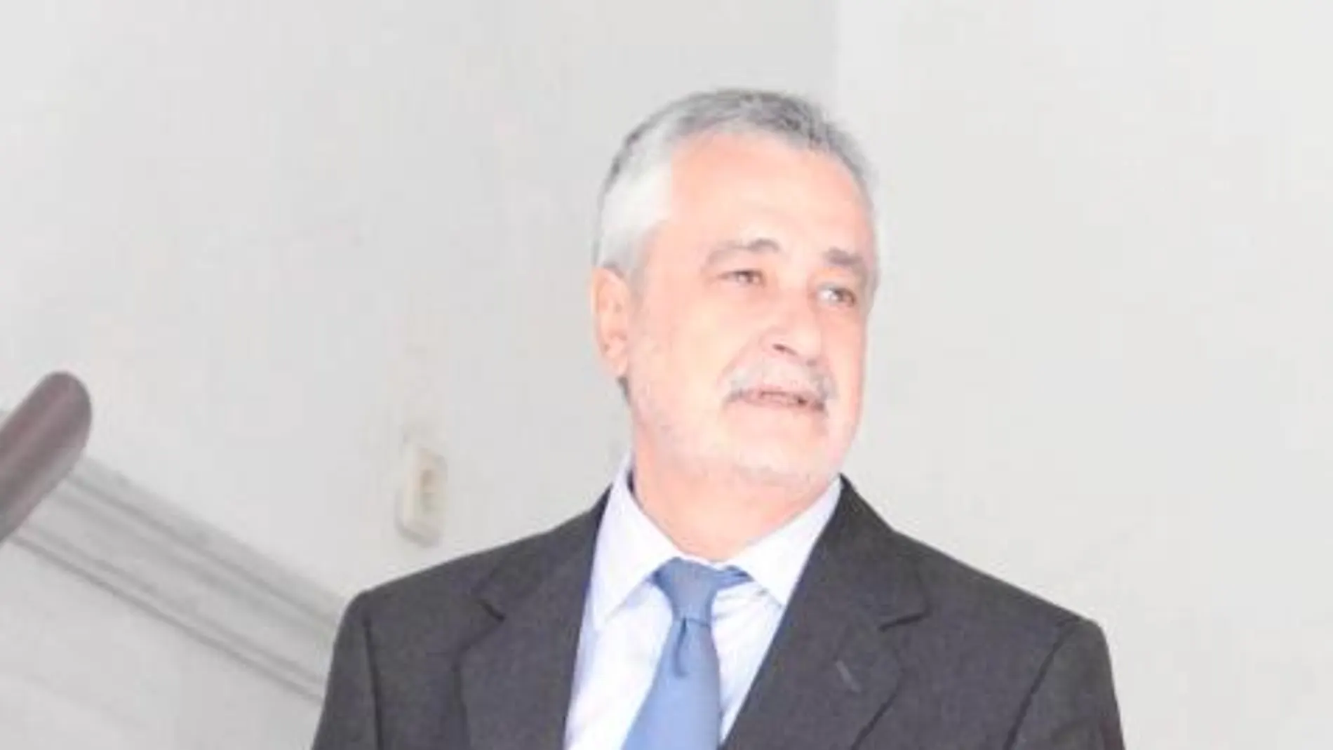 El presidente de la Junta de Andalucía, José Antonio Griñán, en los pasillos del Parlamento autonómico