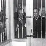 El Gobierno de la Generalitat, detenido en la cárcel Modelo de Madrid en 1934. Por la izquierda, el tercero, Lluís Companys. Fotografía procedente de la obra «Palabras como puños» © (Archivo gráfico de la agencia Efe)