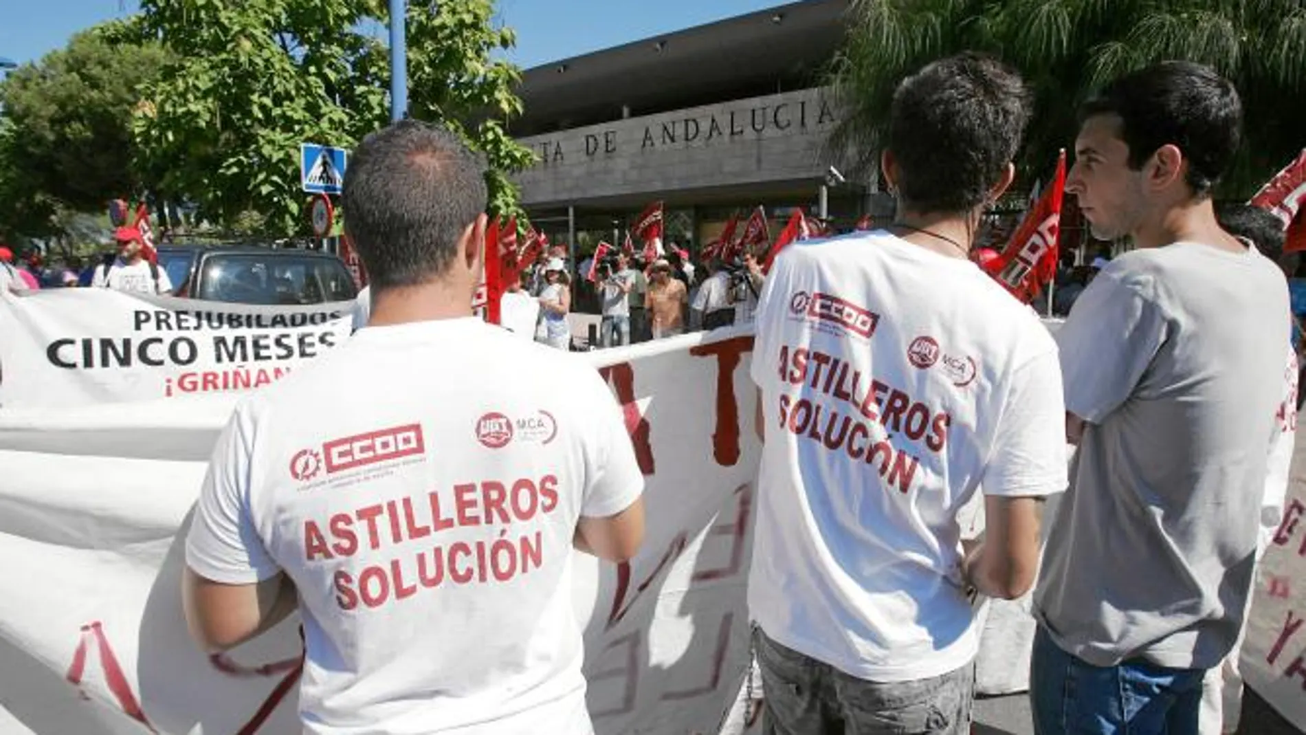 Cerca de un millar trabajadores se manifestaron recientemente en Torretriana entre los que se encontraban los de Astilleros de Sevilla