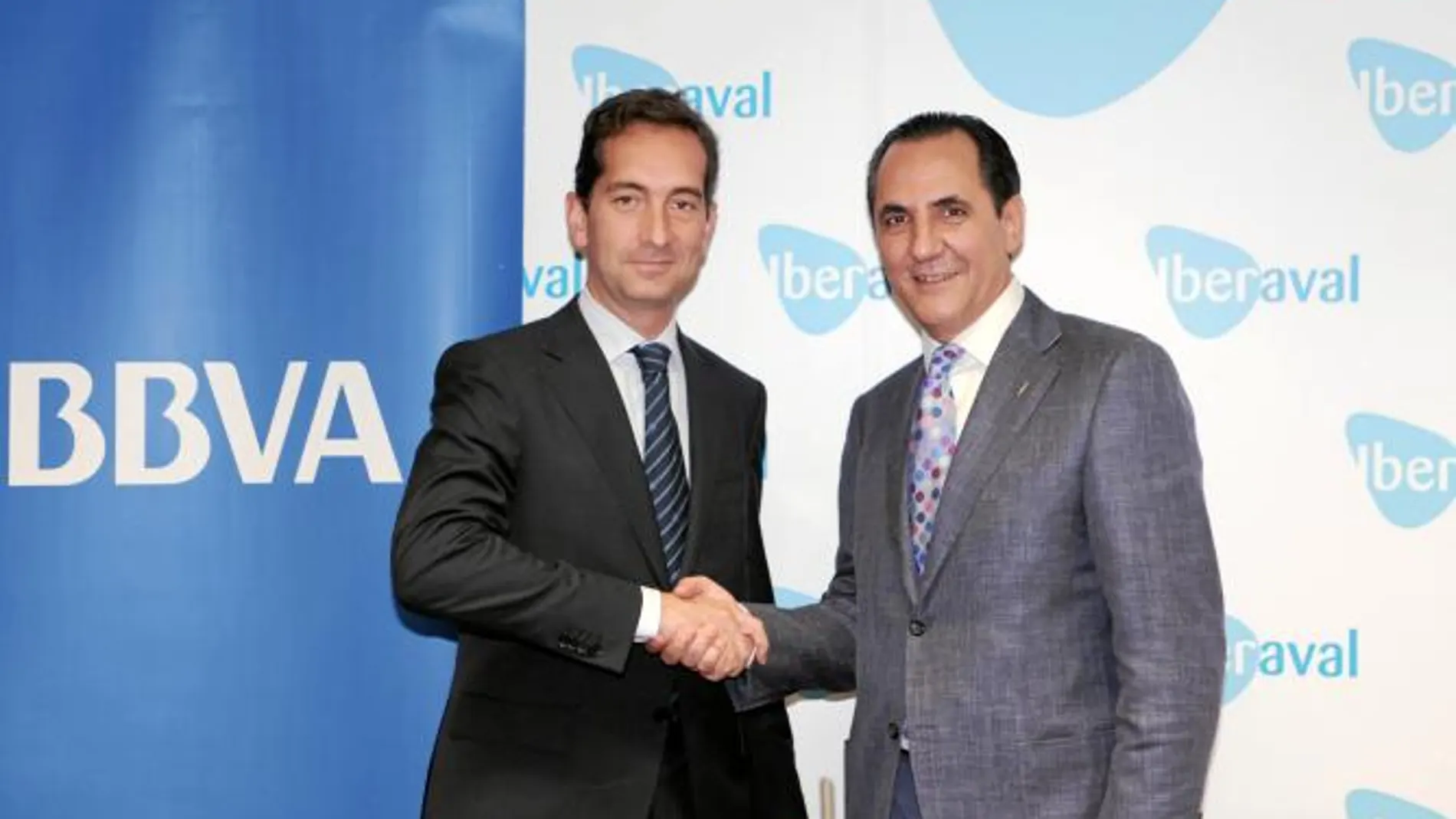 El presidente de Iberaval, José Rolando Álvarez, y el director de Zona del BBVA, David Arias, firman el acuerdo