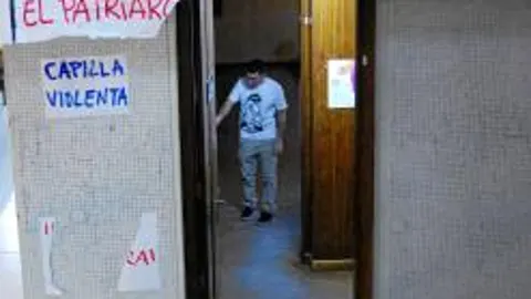 Miembros de dos asociaciones universitarias irrumpieron en la capilla de la facultad y llenaron las paredes con lemas contra la Iglesia católica