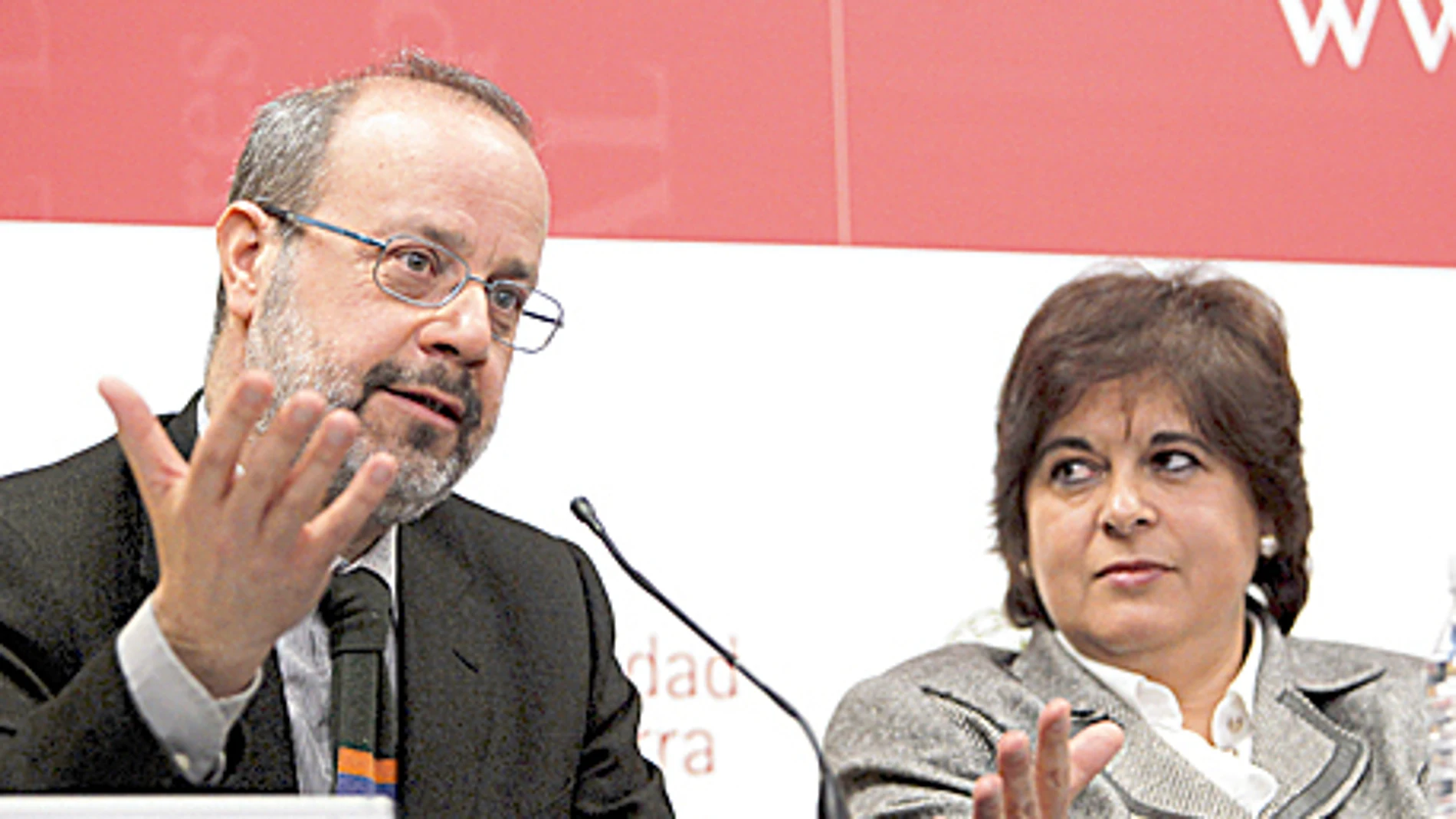Giovanni Maria Vian director de «L'Osservatore Romano», junto a la rectora Sáez Yuguero, en la presentación del Congreso