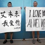 En chino y en inglés. Activistas chinos mostraron ayer su solidaridad con Ai Weiwei en la puerta de su domicilio
