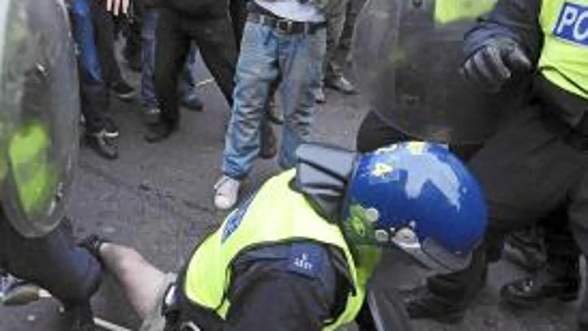 Miles de personas se manifestaron ayer en la capital británica para protestar contra los recortes del Gobierno de David Cameron, los más draconianos desde la Segunda Guerra Mundial.