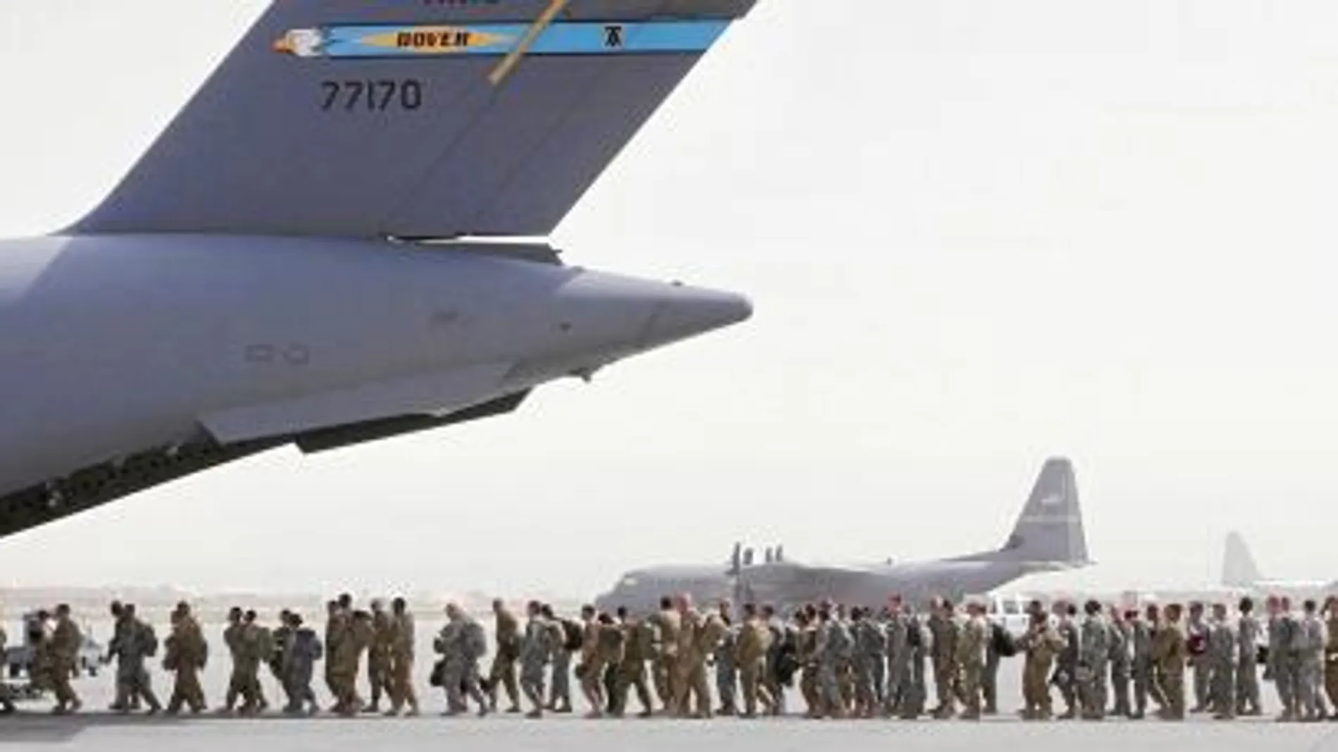 Soldados estadounidenses embarcan en Kabul