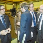 El lendakari, Patxi López, ayer, en la Cámara de Vitoria, conversando con el secretario general del PP vasco, Iñaki Oyarzábal, en presencia de Basagoiti