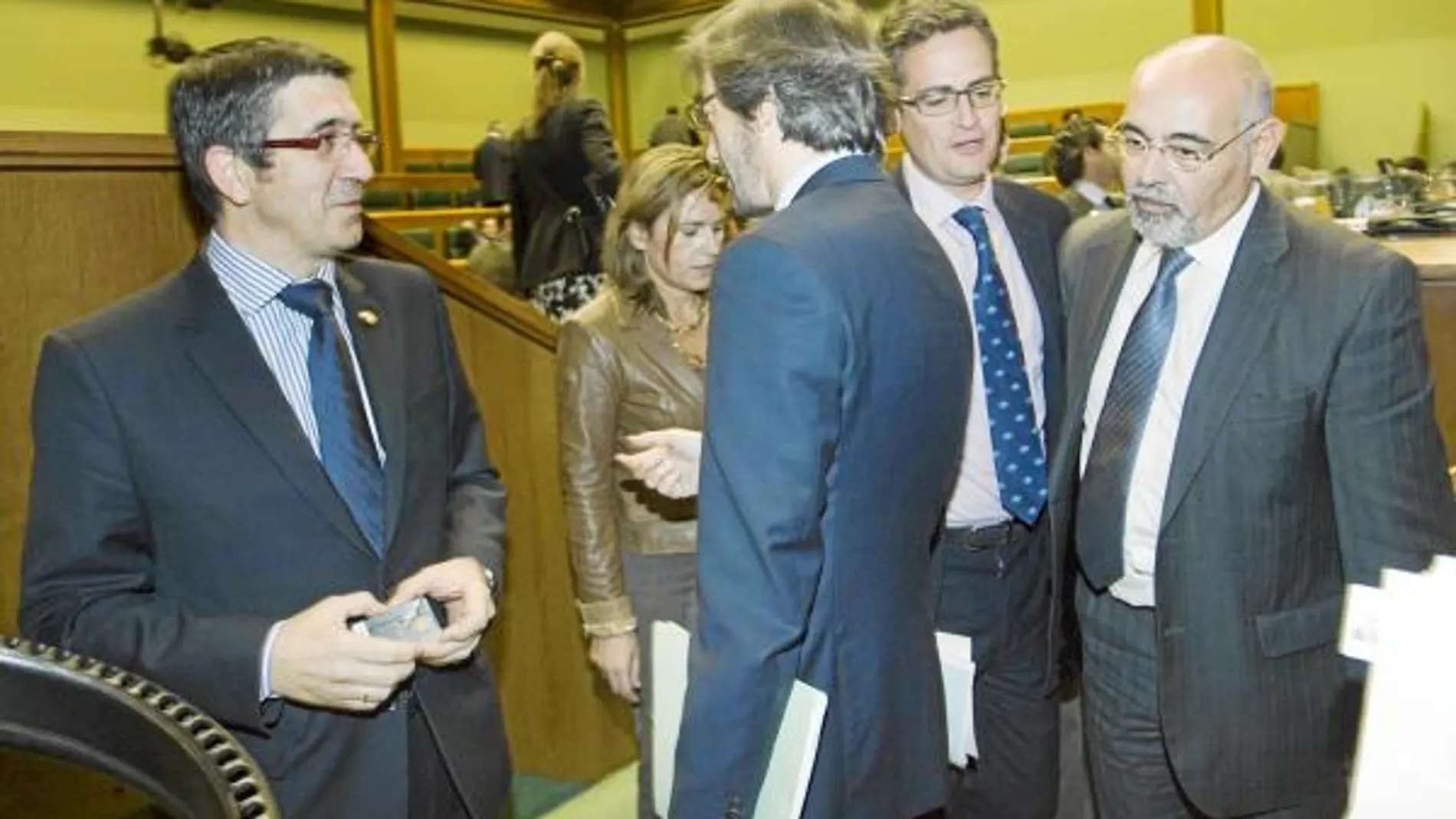 El lendakari, Patxi López, ayer, en la Cámara de Vitoria, conversando con el secretario general del PP vasco, Iñaki Oyarzábal, en presencia de Basagoiti