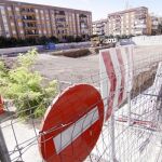 El aparcamiento de la plaza Rafael Salgado de Bami es uno de los paralizados