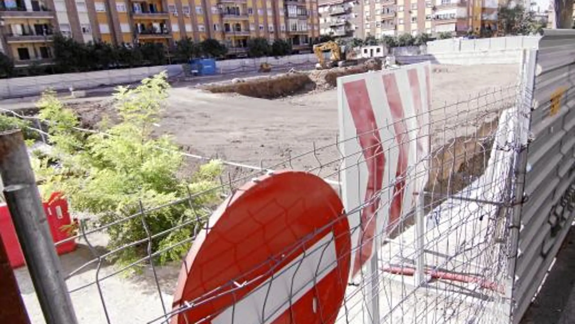 El aparcamiento de la plaza Rafael Salgado de Bami es uno de los paralizados