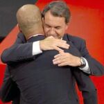Artur Mas se abraza con Pep Guardiola, que recibió la Medalla de Honor del Parlament catalán