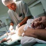 Imagen de una operación de circuncisión a un niño