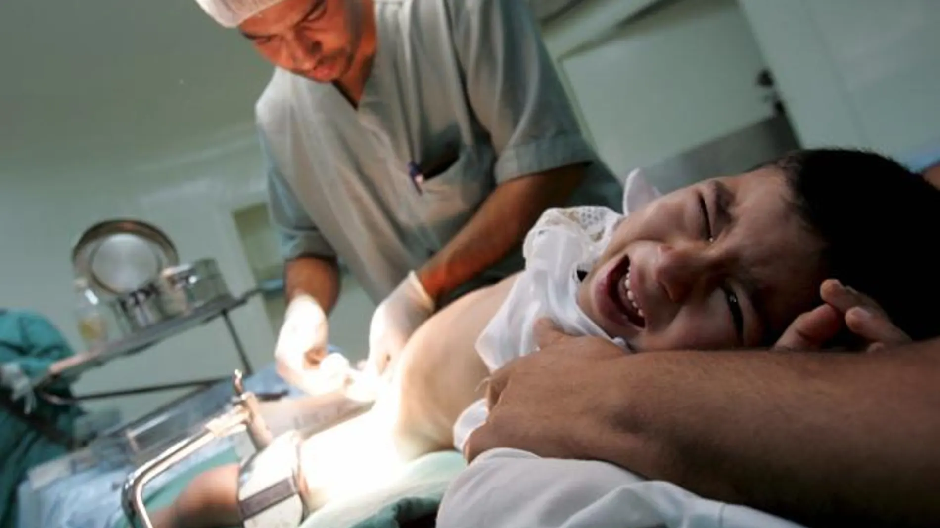 Imagen de una operación de circuncisión a un niño