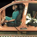 Imagen de uno de los «crash tests» de RACE en los que comprueban el impacto de un animal con arnés doble