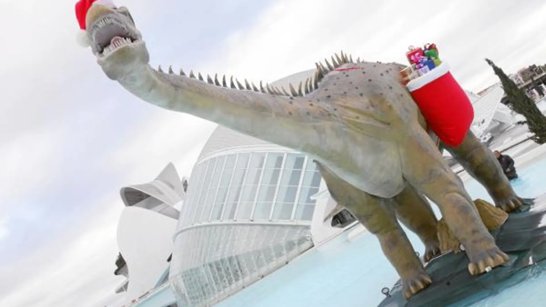 Una figura de la exposición «Entre dinosaurios», con adornos navideños