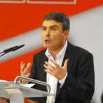 El secretario general del Partido Socialista en la Región, Pedro Saura, durante su intervención en el mitin de Zapatero