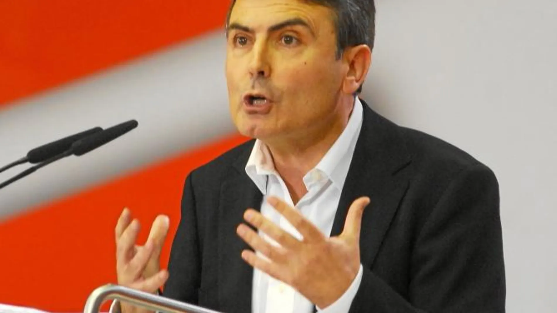 El secretario general del Partido Socialista en la Región, Pedro Saura, durante su intervención en el mitin de Zapatero