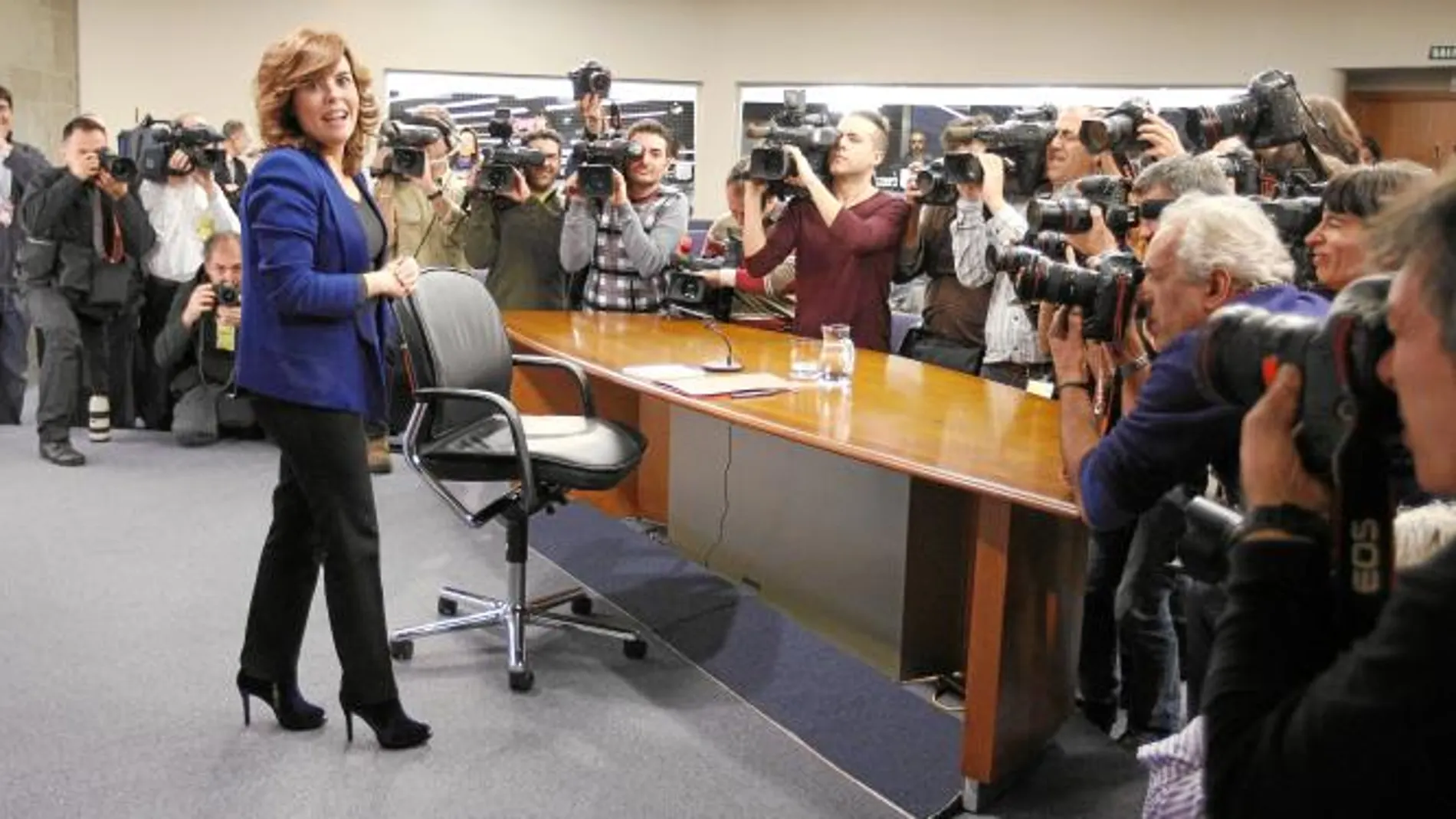 Sáenz de Santamaría, ayer, rodeada de fotógrafos en Moncloa