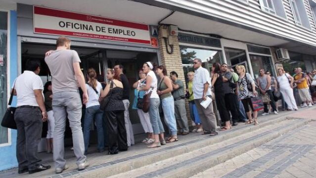 La crisis económica empuja a los españoles a buscar trabajo fuera