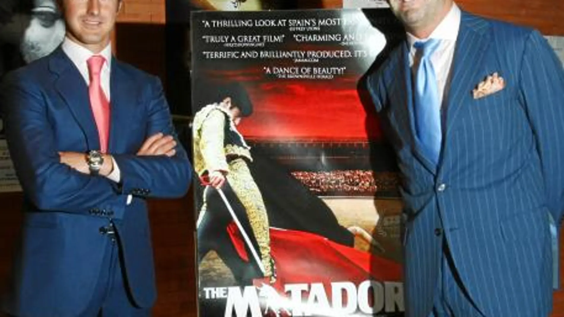 El diestro granadino posa junto al director Stephen Higgins delante del cartel de la película