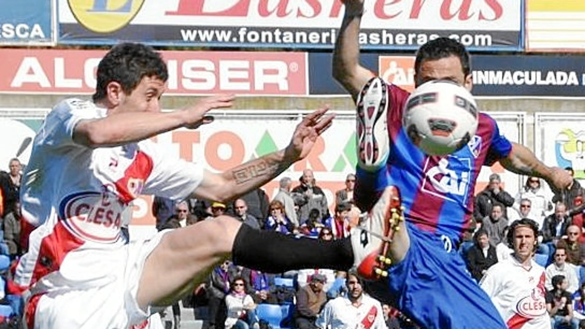 piti lucha por controlar la pelota con el jugador del Huesca Marcos durante el encuentro disputado ayer en El Alcoraz
