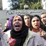 Familiares del egipcio Mohamed Faruk Mohamed Hasan, de 50 años, quien se fue ha quemado a lo bonzo frente a la sede del Gobierno.