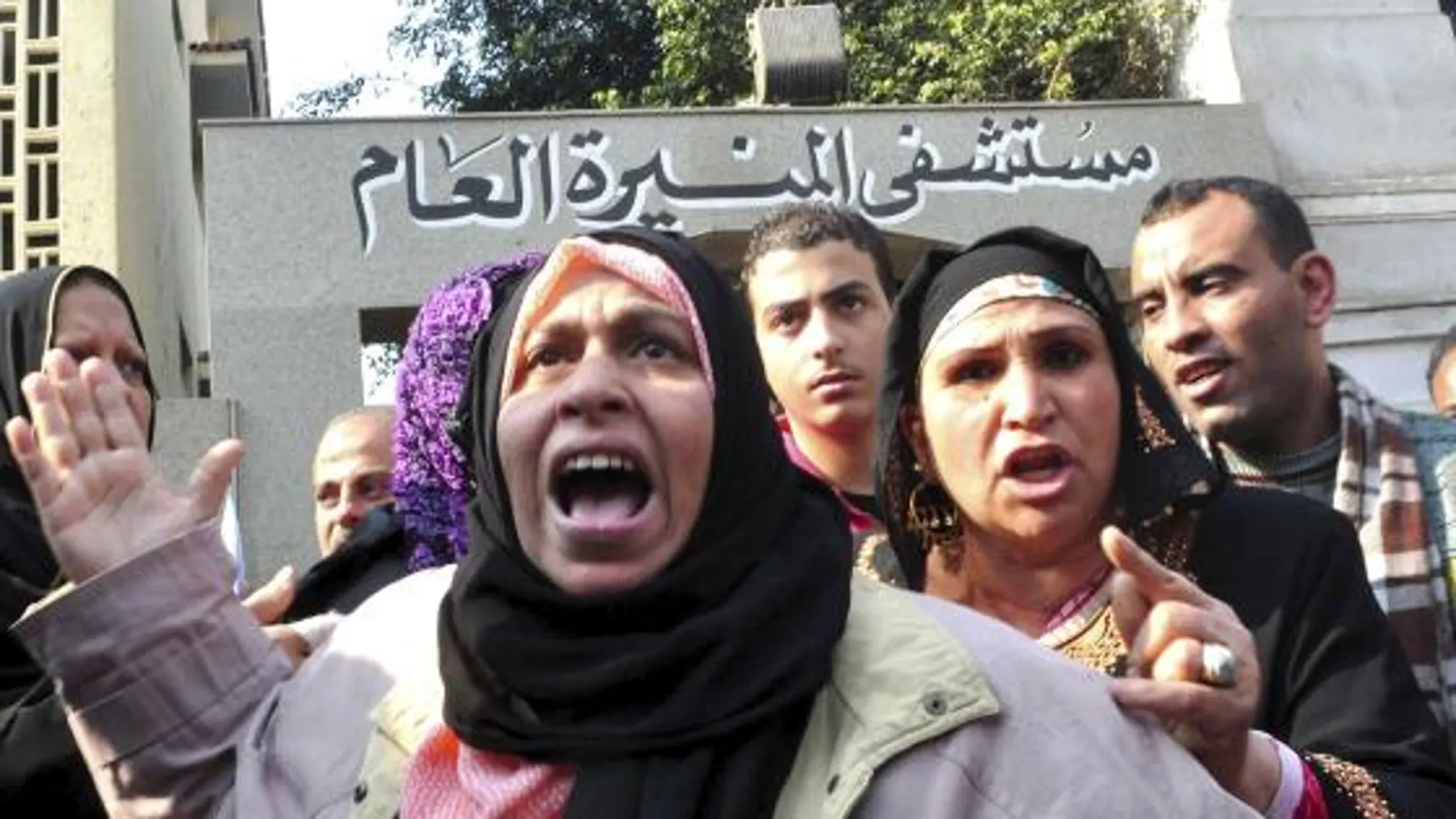 Familiares del egipcio Mohamed Faruk Mohamed Hasan, de 50 años, quien se fue ha quemado a lo bonzo frente a la sede del Gobierno.