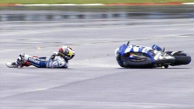 A Jorge Lorenzo se le fue la Yamaha de atrás y se acabó la carrera de Silverstonepara él