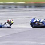 A Jorge Lorenzo se le fue la Yamaha de atrás y se acabó la carrera de Silverstonepara él