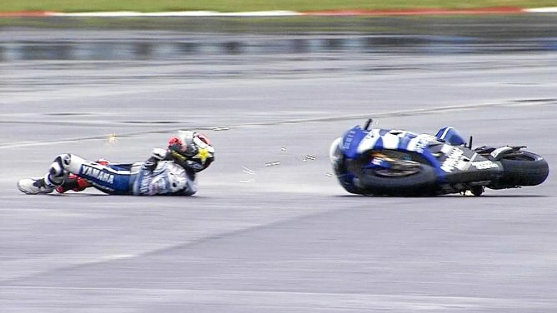 A Jorge Lorenzo se le fue la Yamaha de atrás y se acabó la carrera de Silverstonepara él
