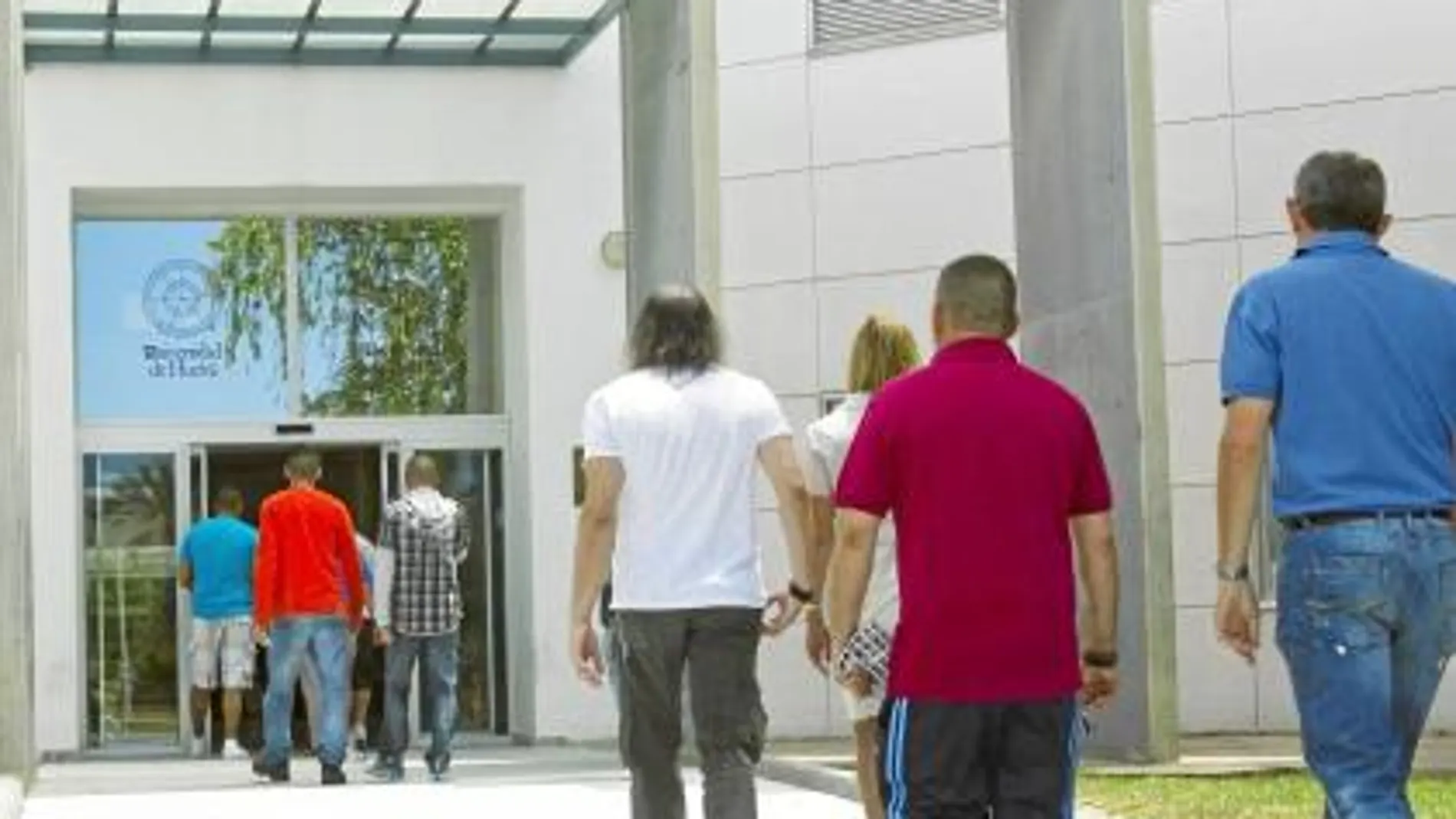 Algunos de los reclusos que participaron en la visita a la Universidad de Huelva momentos antes de que se fugara el recluso