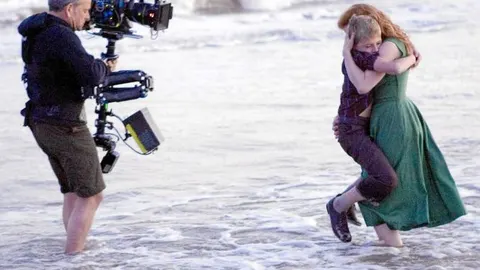 El ayudante de fotografía del cineasta rueda una escena con Jessica Chastain