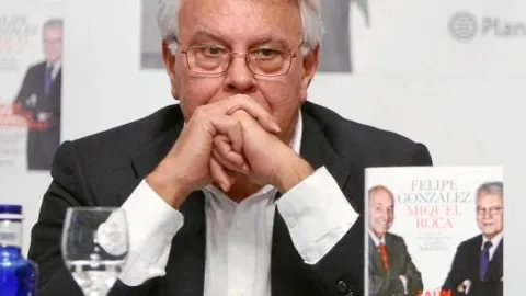 Felipe González, ayer, durante la presentación del libro «¿Aún podemos entendernos?», en el que conversa con Miquel Roca