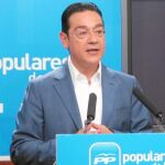 El vicesecretario de Sectorial del Partido Popular de la Región de Murcia, José Gabriel Ruiz, durante la rueda de prensa celebrada ayer en la sede del PP en Murcia