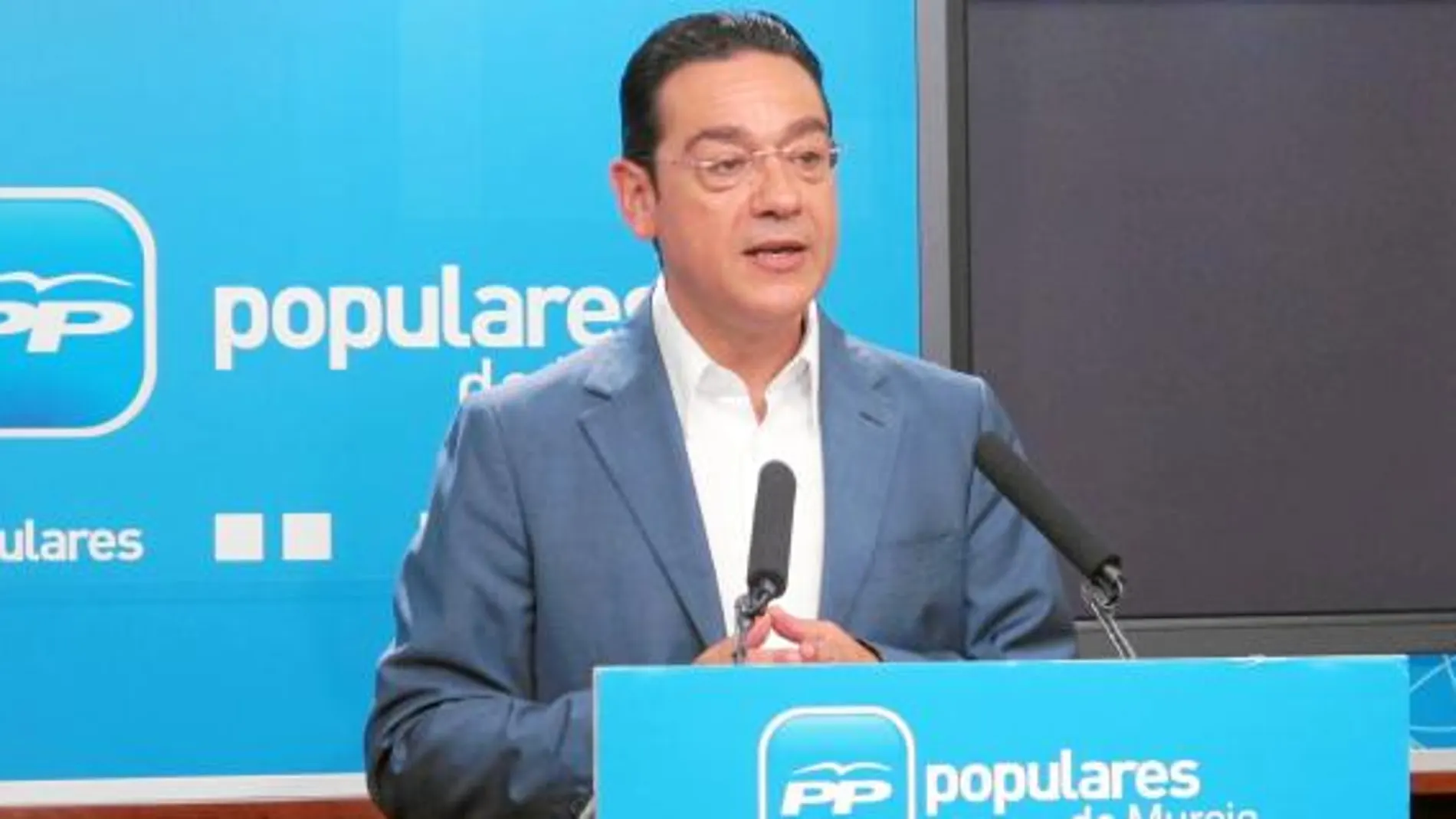 El vicesecretario de Sectorial del Partido Popular de la Región de Murcia, José Gabriel Ruiz, durante la rueda de prensa celebrada ayer en la sede del PP en Murcia