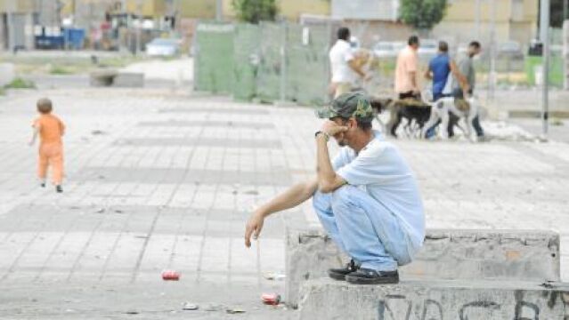 El paro y la falta de formación azotan al Polígono Sur, tradicional entorno deprimido de la ciudad